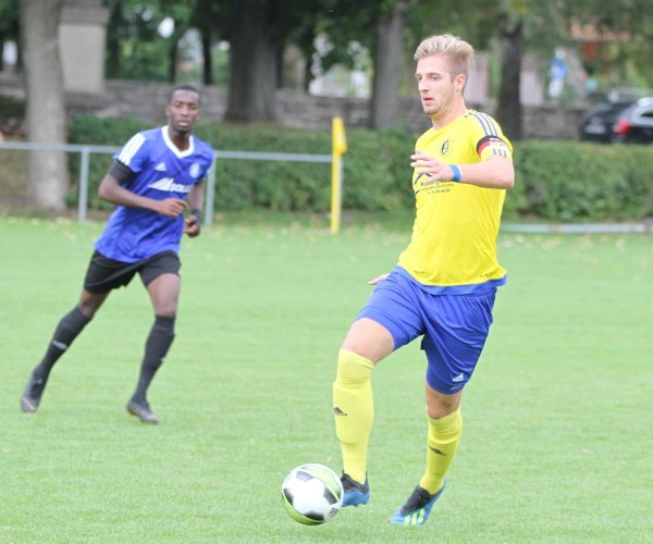 Stehen sich im Fernduell gegenüber: Nils Nehrig (am Ball) von TuS WE Lügde und Mamadou Diallo von Fortuna Schlangen. Ebenfalls punktgleich an der Spitze der Kreisliga A Detmold rangiert SG Hiddesen-Heidenoldendorf. - © Sebastian Lucas