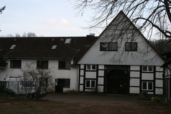 Gegenstand eines Rechtsstreites zwischen Gemeinde und Besitzer: die ehemalige Flüchtingsunterkunft an der Sternberger Straße. - © Sylvia Frevert