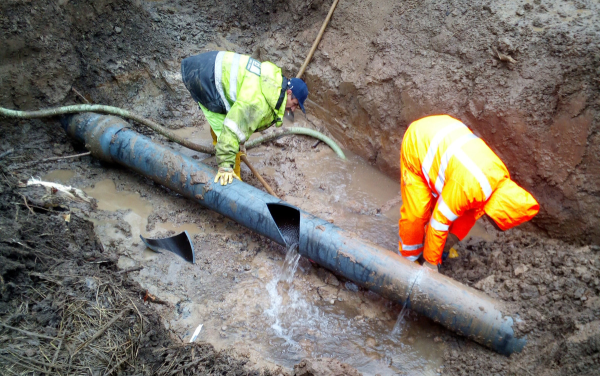 Das aus der kaputten Leitung fließende Wasser lief in die Werre ab. - © Stadt Horn-Bad Meinberg