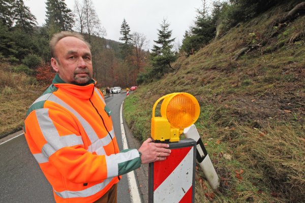 Im November 2015 entdeckte die Straßenmeisterei, dass der Boden abgerutscht war. Rainer Waldhof sperrte damals die Straße. - © Archivfoto LZ: Vera Gerstendorf-Welle