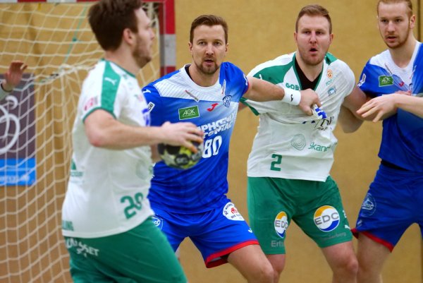 Evars Klesniks nimmt mit Morten Balling (links) und Nicolaj Nielsen (rechts) gleich zwei Dänen ins Visier. Foto: Jörg Hagemann - © Jörg Hagemann