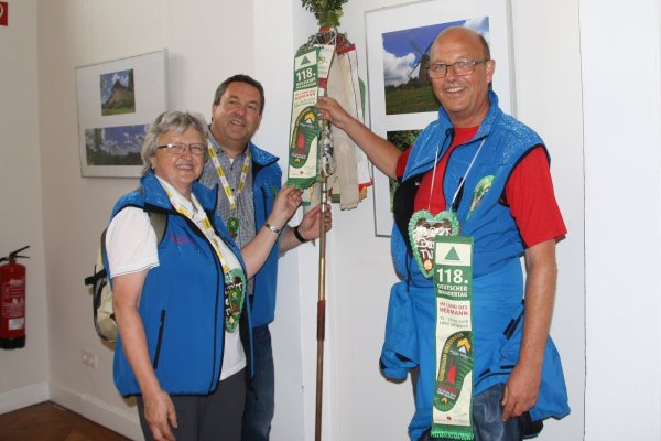 Trio mit Wimpel: (von links) Barbara Brockmann (Teutoburger-Wald-Verband), Landrat Dr. Axel Lehmann und Bürgermeister Rainer
Heller. - © Stadt Detmold