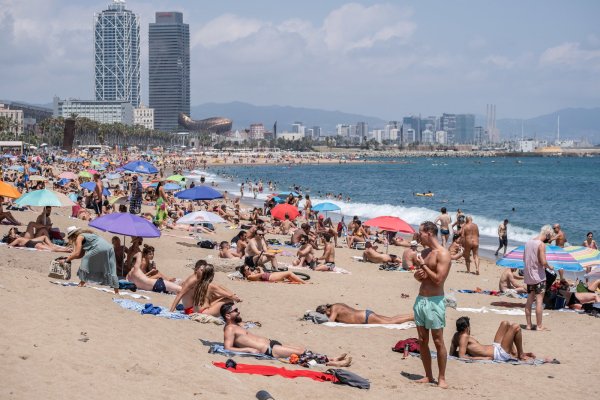 Gerade im Urlaub nehmen viele die Corona-Regeln nicht mehr ernst genug. - © picture alliance / ZUMAPRESS.com