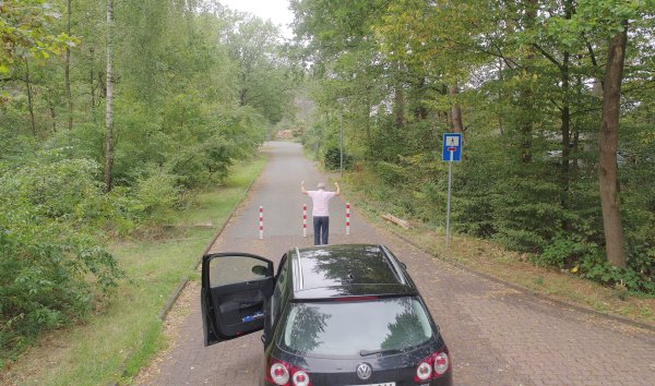 Streitthema: Nicht alle Verkehrsteilnehmer sind mit der Sperrung der Luisenstraße in Augustdorf einverstanden. Die Ratsmehrheit von SPD, FWG und FDP hat aber beschlossen, die Pfosten stehen zu lassen. - © Robin Jähne