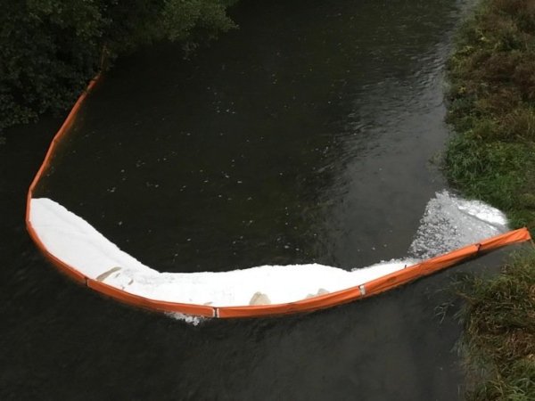 Ölsperre - © Feuerwehr Lügde