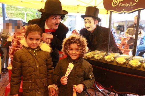 Angeli (6) und ihr Bruder Sorito (5) wurden von Charlie Chaplin, Karsten Giersch aus Dessau, und seinem Freund Bastian überrascht. - © Knut Dinter