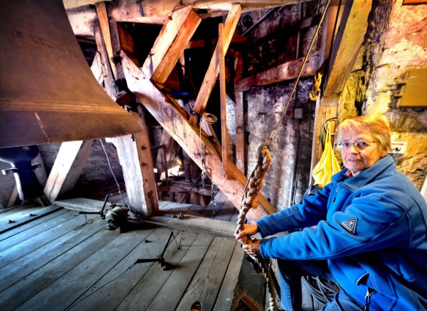 Seit fünf Jahrzehnten sitzt sie hier: Barbara Rohden (67) auf dem Glockenboden der Martin-Luther-Kirche. In der Hand hält sie den Strick, mit dem sie die Glocken anschlägt. Direkt vor ihr: Die große „Benedictina"-Glocke, 1484 gegossen. - © Andreas Frücht