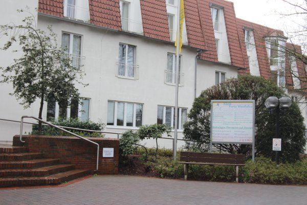 An der Klinik Porta Westfalica in Bad Oeynhausen soll ein Arzt mehreren Patientinnen gegenüber sexuell übergriffig geworden sein. - © Heidi Froreich