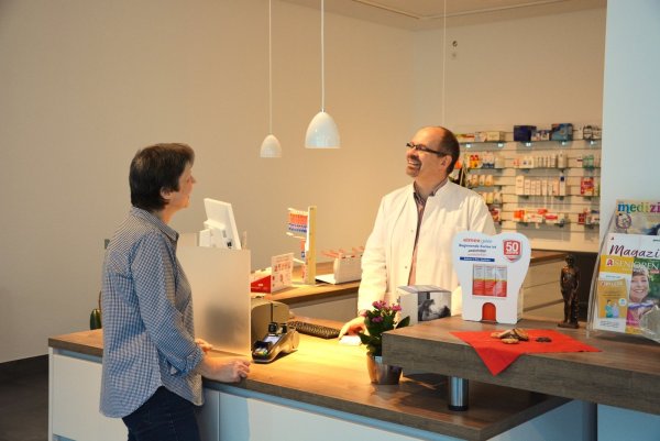 Bekenntnis zu Horn: Guido Symann hat in dieser Woche die „Apotheke im Heitheckerhaus“ in der Mittelstraße eröffnet. Das Gebäude ist barrierefrei über eine Rampe erreichbar. - © Tanja Watermann
