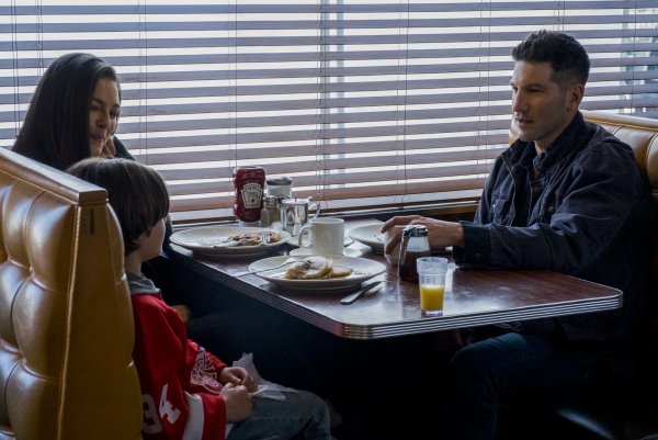 Heile Welt: Den Verlust seiner Familie kann Frank Castle (Jon Bernthal) nur schwer verarbeiten. - © Cara Howe/Netflix