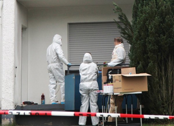 23. Januar 2018: Polizisten der Sonderkommission „August" sichern am Tatort in Augustdorf Spuren. Die 37-jährige Rumänin war am frühen Vormittag tot in der Wohnung des Vier-Parteien-Hauses gefunden worden. - © Archivfoto: Martin Hostert
