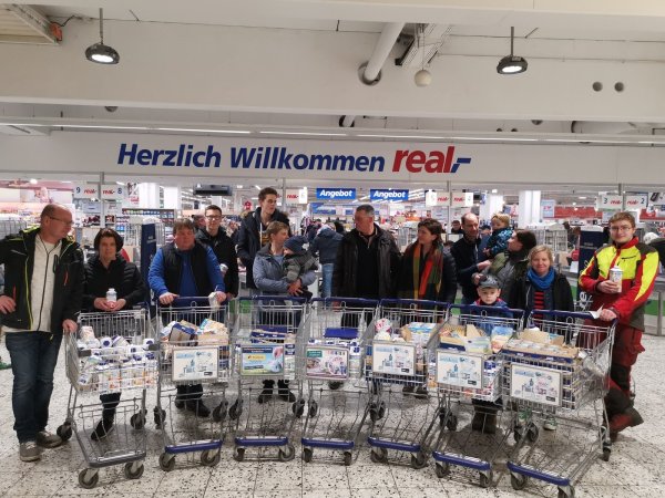 Mit diversen Mitstreitern haben die Horns – darunter auch Vater Alexander und Mama Silke (von links) mal eben sämtliche Milram-Produkte aus den Regalen bei Real geräumt. - © Sebastian Horn