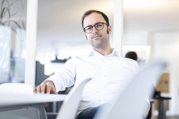 Unternehmer Lasse Rheingans glaubt, dass unsere Arbeitswelt sich ändern muss. Er fordert unter anderem eine andere Haltung der Unternehmer zu ihren Arbeitnehmern. Foto: Nils Hendrik Müller - © Nils Hendrik Müller