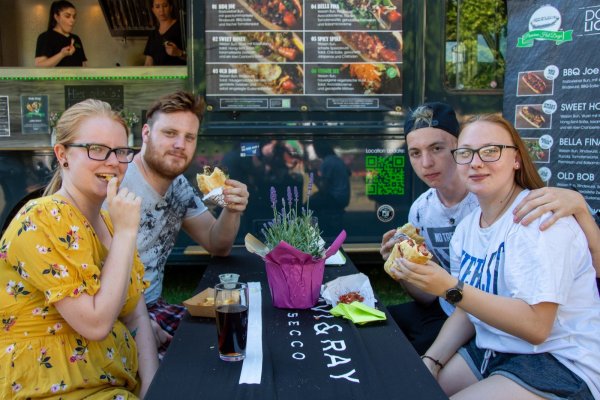 Schlemmen im Schatten: (von links) Jana Grützner, Dominik Fischer, Kevin Meyer und Monique Fischer haben sich ein schattiges Plätzchen zum Genießen gesucht. - © Raphael Bartling