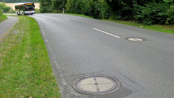 Sehen aus wie Kanaldeckel, sind es aber nicht. Das sind auf der Rathausstraße in Oerlinghausen Abdeckungen von Sprengschächten – Überbleibsel aus dem Kalten Krieg. - © Lars Obermeier