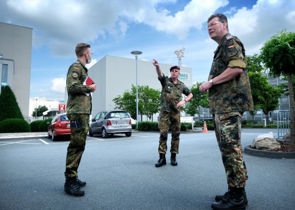 Soldaten der Bundeswehr unterstützen den Kreis Gütersloh beim Rhedaer Fleischproduzenten Tönnies an dessen Firmensitz. - © Andreas Frücht