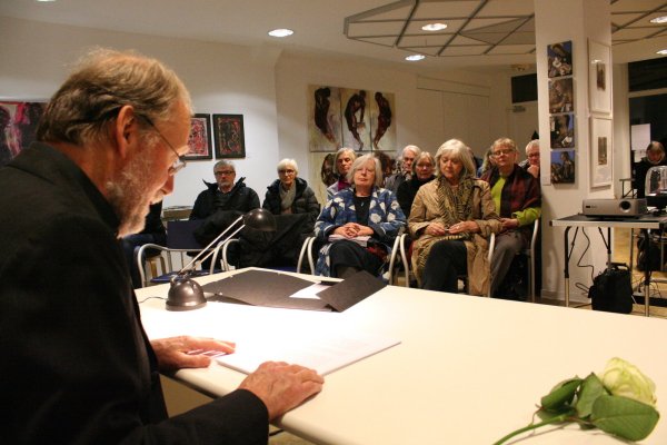 Gebannte Zuhörer: Der Schauspieler Bernt Hahn liest aus „Der Rabbi von Bacherach". - © Maren Brettmeier