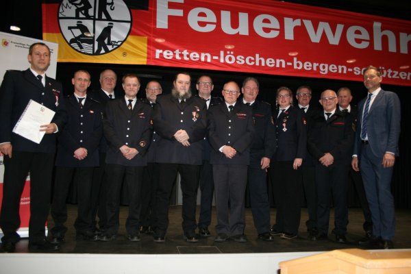 Zahlreiche Ehrungen für langjährige Mitgliedschaften gab es bei der Feuerwehr Barntrup. Mit von der Partie waren der scheidende Kreisbrandmeister Karl-Heinz Brakemeier (Dritter von rechts), sein designierter Nachfolger Wolfgang Kornegger (Sechster von rechts) und Bürgermeister Jürgen Schell (rechts). - © Sylvia Frevert