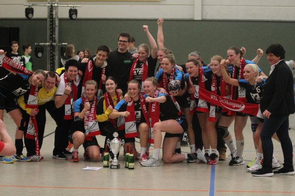 So jubelt der VfL Schlangen: Mit Pokal, Sekt und Schals feiert das Team von Trainerin Anja Kracht das 26:22 gegen HSG Paderborn-Elsen. Das Team: Marina Bernhardt, Lea Alberti, Kim Featherstone, Anna Pucker, Sarah Ellerbrok, Nadine Weise, Jacqueline Weise, Melanie Schlüter, Lena Penke, Lena-Marie Bleibaum, Sabine Bannenberg, Luisa Pucker, Carolin Fleege, Anika Fanenbruck. - © Sebastian Lucas