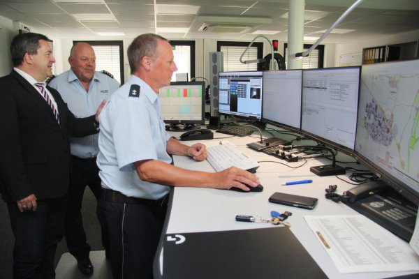 In der neuen Leitstelle: Dr. Axel Lehmann, Polizeihauptkommissar Achim Thomaschewski und Oberkommissar Frank Krüger. - © Martin Hostert