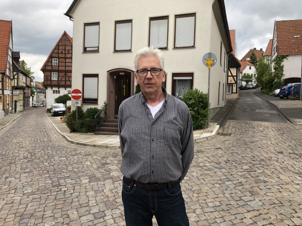 Zu viel Verkehr: Rolf Kleimann würde gerne einen Poller in der Ritterstraße (links) in Höhe des Schilds aufstellen, dass die Einfahrt verbietet. Ein weiteren Poller will im Schennershagen (rechts) aufstellen, an der Stelle, an der das Kopfsteinpflaster endet. - © Sven Kienscherf
