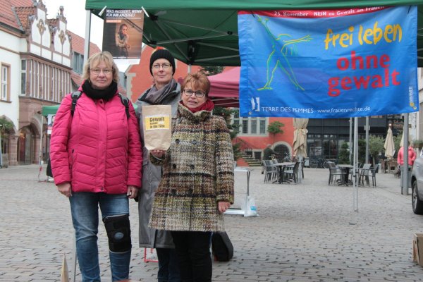 Gemeinsam informieren (von links) Elke Wachtmann, Stefanie Nowak-Thormählen und Gundula Homann auf dem Lemgoer Marktplatz über das Thema „Gewalt gegen Frauen". Foto: Carolin Brokmann-Förster - © Carolin Brokmann-Förster