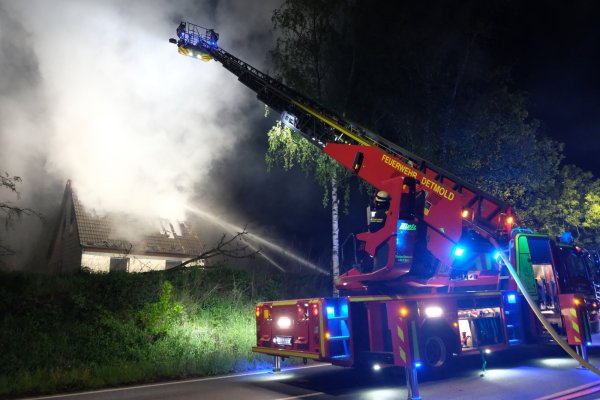 Die Feuerwehr löscht ein brennendes Haus an der Barntruper Straße. - © Sven Koch