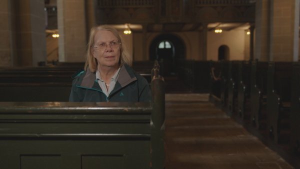 Ingrid Liebs ist für die Dokumentation zurück in die Kirche gekehrt, in der die Trauerfeier für ihre Tochter Frauke stattfand. - © rtl