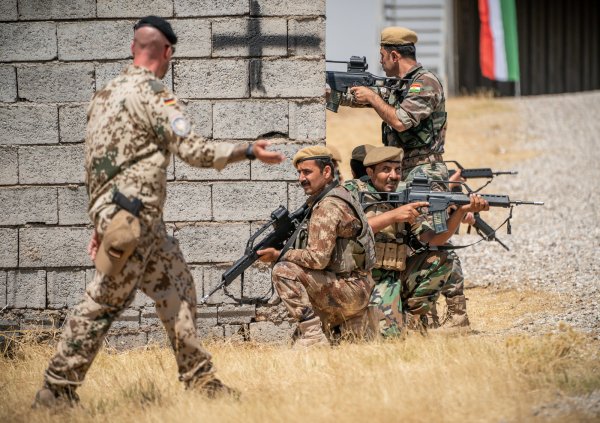 Ein Bundeswehr Soldat (links) begleitet die Ausbildung kurdischer Peschmerga im nordirakischen Kurdengebiet bei Erbil. - © dpa