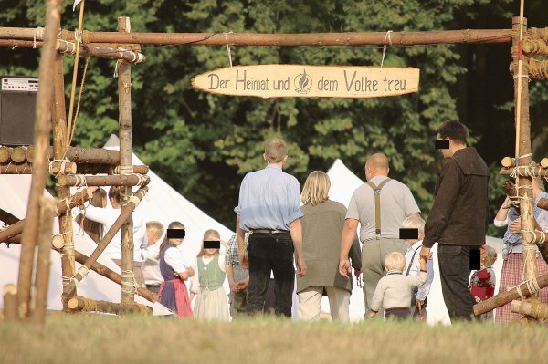 Auf genau dieser Wiese, auf dem im Jahr 2006 das Lager der Heimattreuen Deutschen Jugend stattgefunden hat, soll sich im Mai dieses Jahres die Auseinandersetzung zwischen Grundstücksnachbarn ereignet haben. - © Recherche Nord