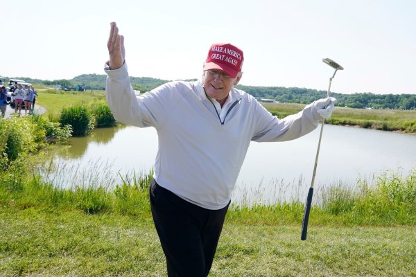 Trump spielt am Wochenende häufiger Golf in einem seiner Clubs. (Archivbild) - © Alex Brandon/AP/dpa