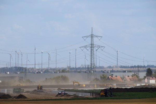 Die Bagger sind auf dem Intel-Gelände in Magdeburg bereits aktiv gewesen. (Archivbild) - © Klaus-Dietmar Gabbert/dpa
