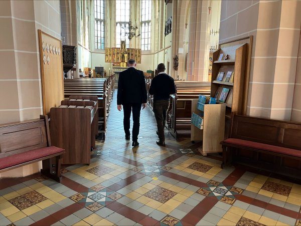 Beschimpft und angespuckt: Ein schwarzer Priester beklagt Anfeindungen. - © Christian Breuer/Bistum Münster/dpa
