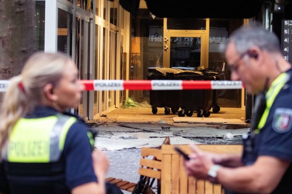Die Kölner Polizei sucht mit Bildmaterial nach dem Tatverdächtigen, der eine Explosion in der Kölner Innenstadt ausgelöst haben soll. - © Benjamin Westhoff/dpa