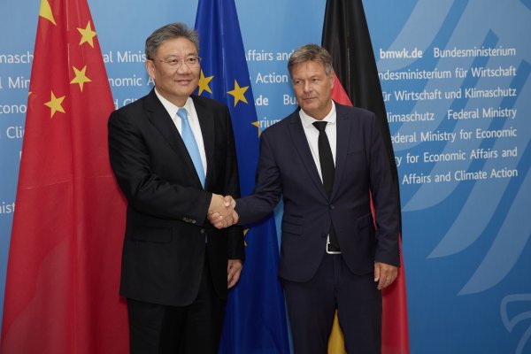 Wirtschaftsminister Robert Habeck (r) und der chinesische Handelsminister Wang Wentao in Berlin. - © Joerg Carstensen/dpa