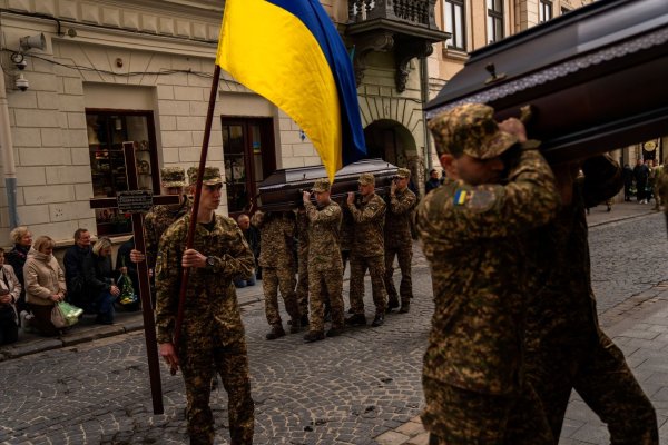 Beerdigungen von toten Soldaten sind in der Ukraine an der Tagesordnung. (Archivbild) - © Francisco Seco/AP