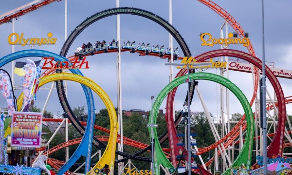 Bei Arbeiten an der legendären Olympia-Looping Achterbahn ist ein Mann gestorben. (Archivfoto) - © Sven Hoppe/dpa