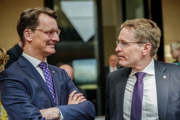 Die beiden Ministerpräsidenten Hendrik Wüst (links, Nordrhein-Westfalen) und Daniel Günther (Schleswig-Holstein) wollen mit ihren beiden Kabinetten gemeinsam beraten. (Archivbild) - © Kay Nietfeld/dpa