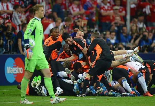 Manuel Neuer nach dem verlorenen Finale 2012 in München. Im Hintergrund jubeln die Spieler des FC Chelsea. - © Marcus Brandt/dpa