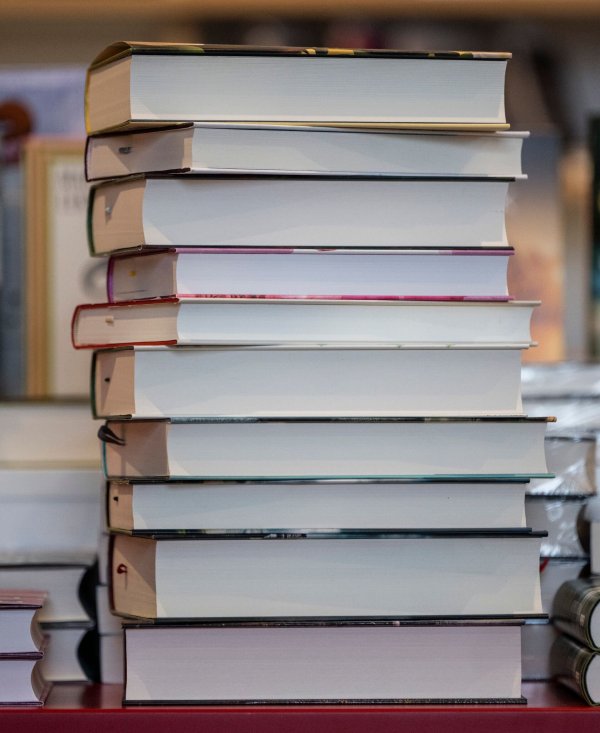 Sechs Autorinnen und Autoren können auf den Deutschen Buchpreis hoffen. - © Boris Roessler/dpa
