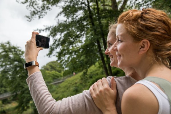 Ein schnelles Selfie zu verschicken, verbraucht zwar Datenvolumen. Aber viele Mobilfunktarife bieten deutlich mehr Daten, als der durchschnittliche Nutzer benötigt. - © Christin Klose/dpa-tmn