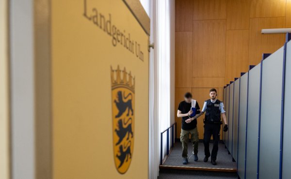 Der Angeklagte soll dauerhaft in die Psychiatrie (Archivbild). - © Stefan Puchner/dpa
