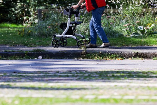Die Zahl der Todesfälle aufgrund von Alzheimer hat sich binnen 20 Jahren fast verdoppelt, wie aus einer Statistik des Statistischen Bundesamts hervorgeht (Symolbild). - © Christoph Reichwein/dpa