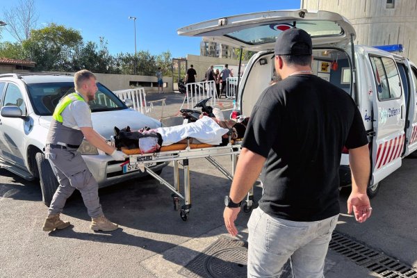 Bei den Explosionen im Libanon wurden zahlreiche Mitglieder der schiitischen Hisbollah-Miliz verletzt. - © Hussein Malla/AP/dpa