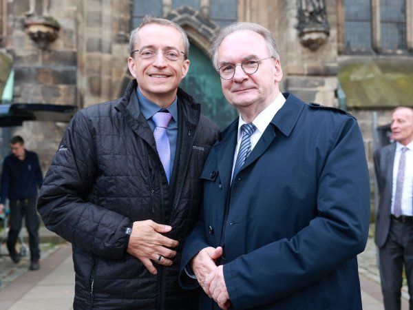 Da war der Fahrplan von Intel noch klarer: Pat Gelsinger und Reiner Haseloff bei einem Treffen in Magdeburg im Dezember 2022. - © Peter Gercke/dpa