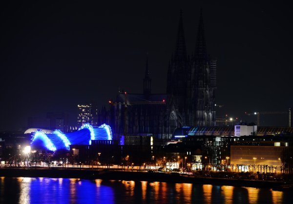 Für eine Stunde bleiben am Samstagabend im Rahmen der "Earth Hour" Denkmäler und Bauwerke im Dunkeln. In NRW wird so wieder am Kölner Dom die Außenbeleuchtung ausgeschaltet. (Archivfoto) - © Henning Kaiser/dpa