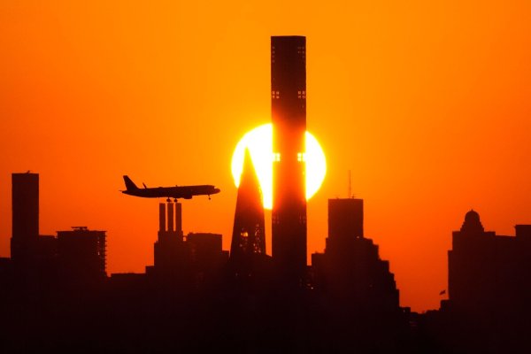 Flugzeug vor der Skyline: Für einige Reisende platzt der Traum vom US-Urlaub. (Archivbild) - © Frank Franklin II/AP