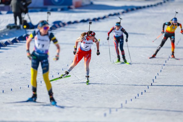 Franziska Preuß (r) hat im Zielsprint das Nachsehen und wird Fünfte. - © Thomas Andersen/NTB/dpa