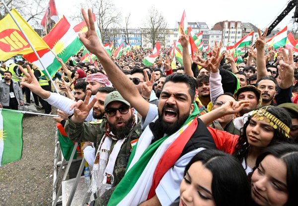 Tausende Menschen feiern in Köln das kurdische Neujahrsfest. - © Roberto Pfeil/dpa