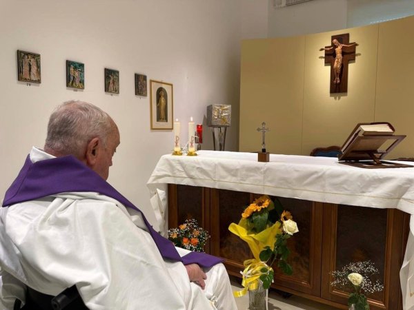 Das einzige Foto, das bisher aus dem Krankenhaus veröffentlicht wurde. (Archivbild) - © Uncredited/Vatican Press Hall/AP/dpa
